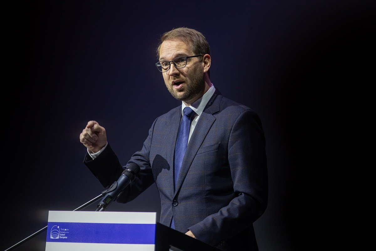 Alianța politicilor contradictorii păstrează în funcție Avocatul Poporului, Renate Weber, de peste doi ani Luni seara, scena politică din România a fost marcată de un nou episod de compromis, după ce liderii PSD și AUR au arătat că pot găsi motive comune chiar și în cele mai delicate chestiuni administrative