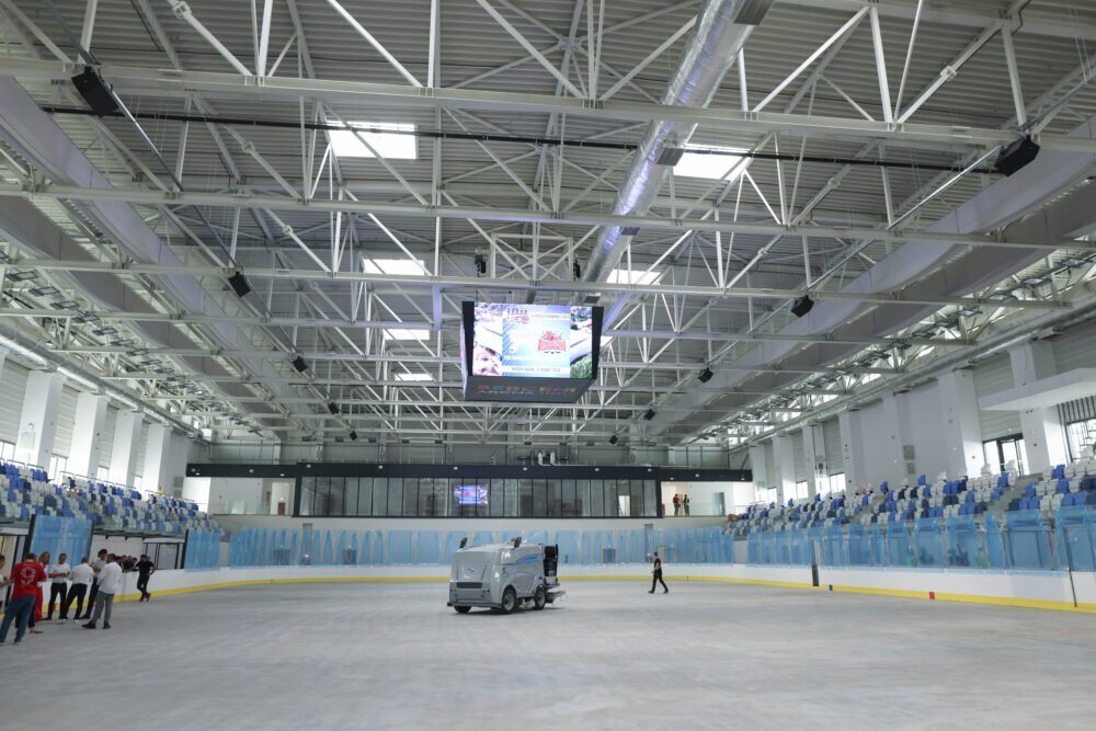 Patinoarul Berceni Arena devine destinație de weekend pentru pasionații de sport și recreere Într-un oraș în continuă mișcare, bucureștenii au acum ocazia să-și petreacă timpul liber pe gheață, în condiții de siguranță și gratuitate, în cadrul unui program special de agrement la Berceni Arena
