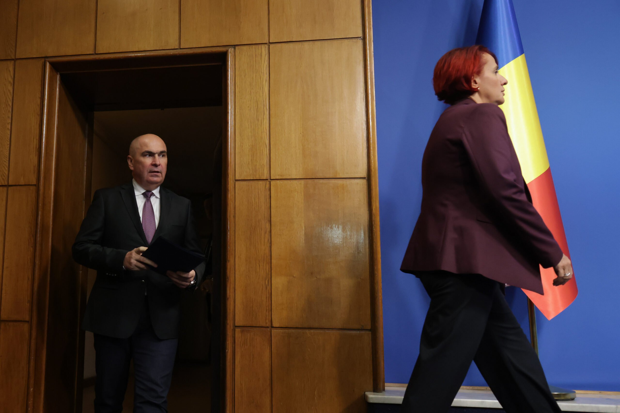 Premierul Ilie Bolojan a oferit, în cadrul unei intervenții live la Digi24, o serie de explicații esențiale despre gestionarea fondurilor publice și stadiul verificărilor privind pensiile speciale