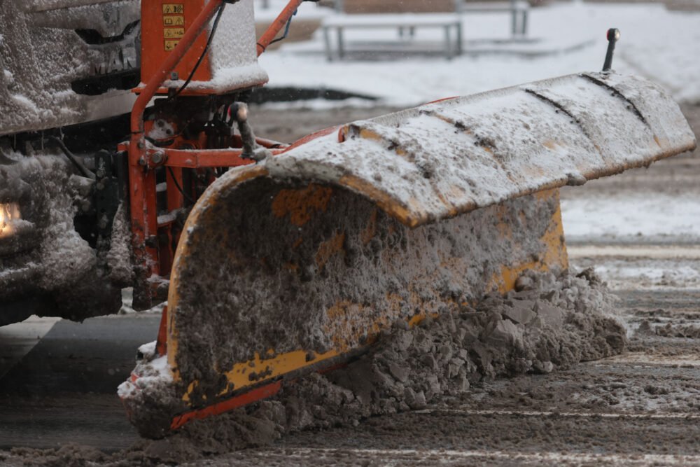 După o noapte de cod roșu de ninsoare care a acoperit Bucureștiul cu un strat de zăpadă de peste 50 de centimetri, autoritățile anunță că agresivitatea intervențiilor pentru deblocarea străzilor a fost esențială pentru reluarea circulației normale în capitală