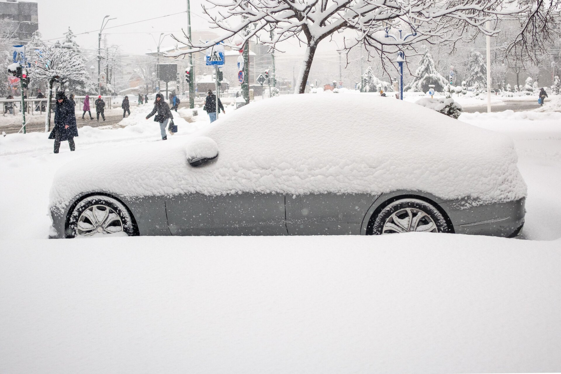 Bucureștiul, sub un val de zăpadă: zeci de intervenții, trafic blocat și noi avertizări meteo Capitala României resimte din plin efectele unei alte zile de viscol și ninsori abundente, condiții meteorologice care continuă să îngreuneze viața locuitorilor și circulația în oraș