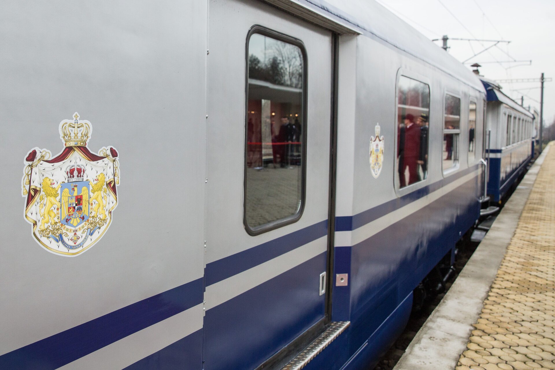 Trenurile de epocă ale patrimoniului național, acum ruinate și abandonate în curțile CFR din apropierea Mogoșoaiei De mai bine de un an, trei vagoane istorice, încadrate în categoria Tezaur din patrimoniul feroviar național, zac uitate într-o remiză CFR din Ilfov, lângă Mogoșoaia