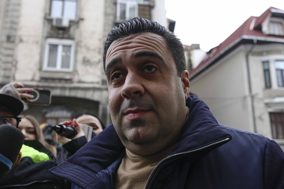 Tribunalul București a decis vineri arestul la domiciliu pentru fostul ministru PSD al Transporturilor, Răzvan Cuc, și pentru omul de afaceri Cătălin Daniel Bușe, în contextul unor acuzații de complicitate la dare de mită și dare de mită