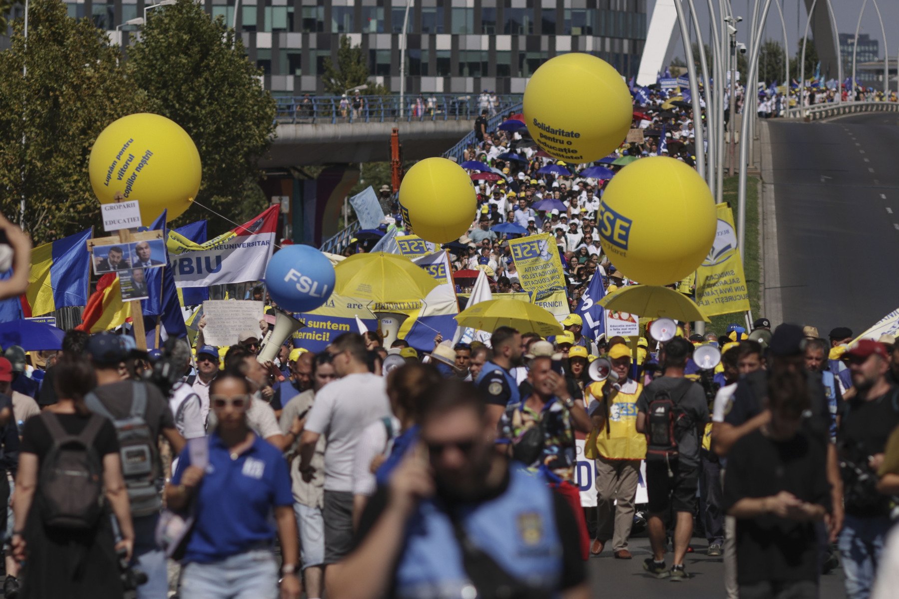 Protest masiv în capitală împotriva Legii Bolojan din Educație: Profesorii și studenții se mobilizează pentru a-și exprima nemulțumirea Zeci de oameni din domeniul educației s-au adunat astăzi, în fața Guvernului, pentru a protesta împotriva controversatei Legi Bolojan, o reformă care a stârnit deja valuri de critici în rândul cadrelor didactice și studenților