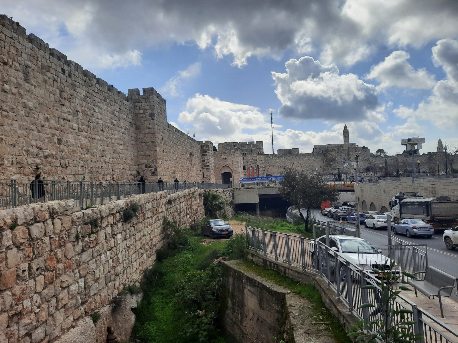 Orașul Ierusalim se află în pragul unei schimbări de amploare, pentru prima dată în aproape șase decenii planificându-se extinderea sa în Cisiordania printr-un proiect de colonizare, un pas care stârnește deja controverse atât în interiorul Israelului, cât și la nivel internațional