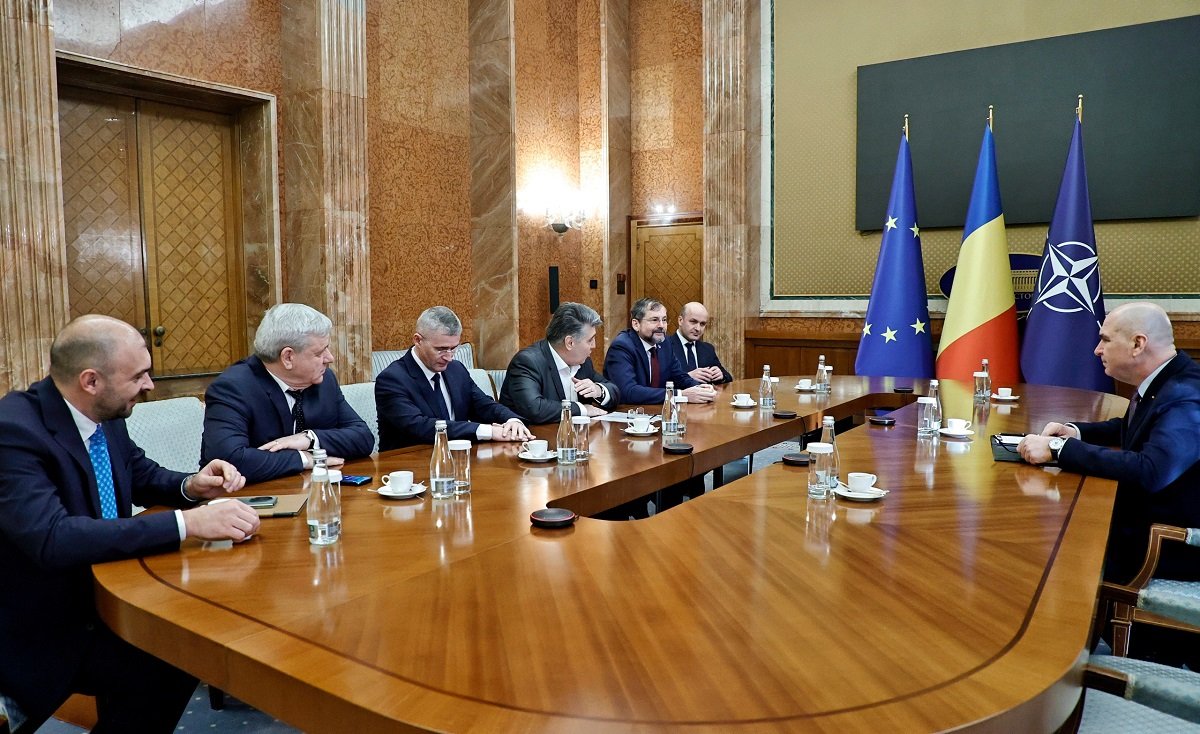 Premierul Ilie Bolojan convocă primarii municipiilor cu spitale de urgență pentru soluționarea crizei sanitare Marți, Palatul Victoria a găzduit o întâlnire de importanță majoră în contextul crizei din sistemul de sănătate publică, într-un moment în care gestionarea orașelor cu spitale de urgență devine o prioritate stringentă pentru guvern