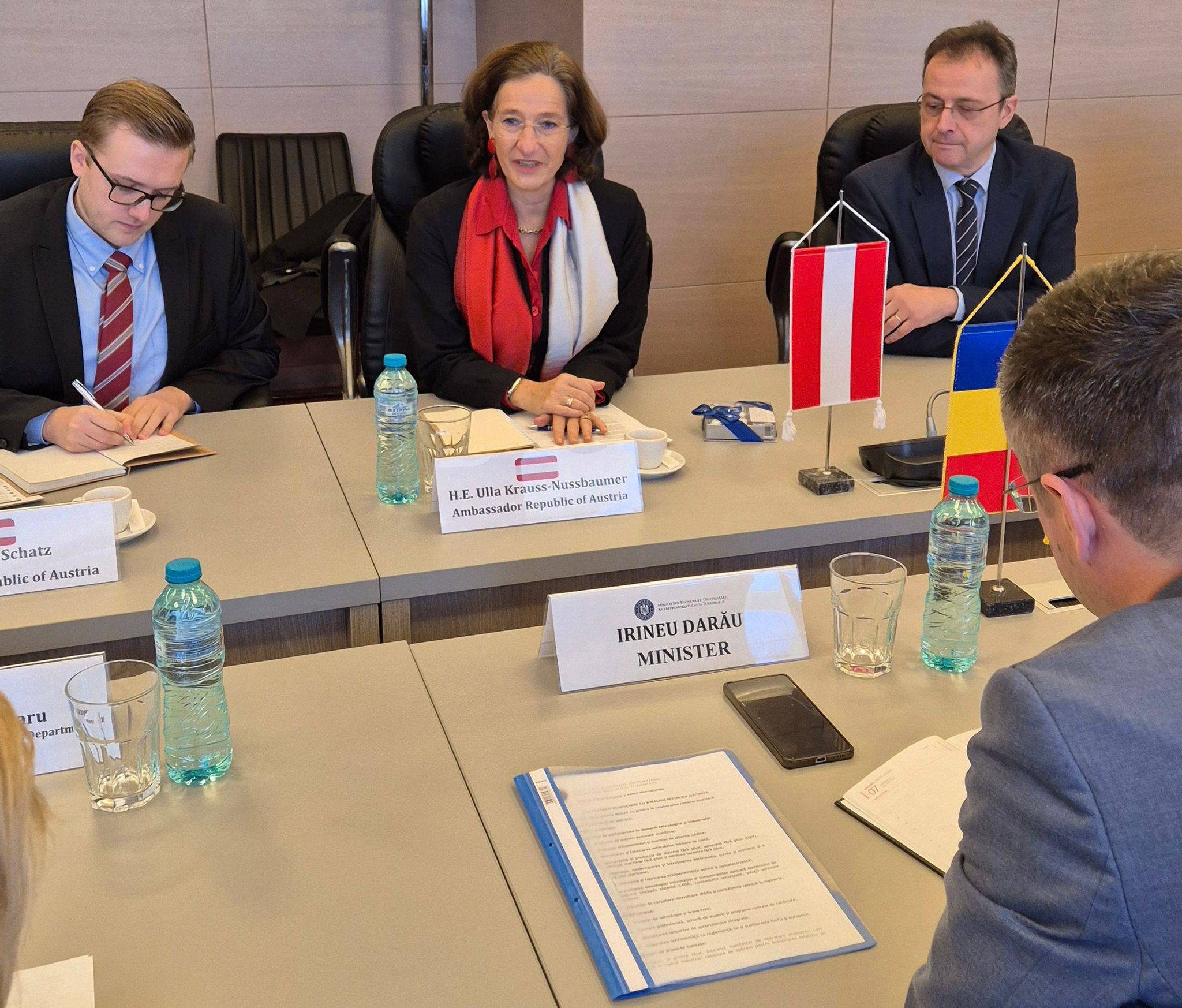 România și Austria își intensifică cooperarea pentru dezvoltarea economică și creșterea industrială Diplomația economică românească a înregistrat recent un nou pas înainte, odată cu reafirmarea angajamentului de a dezvolta și consolida parteneriatele strategice cu Austria