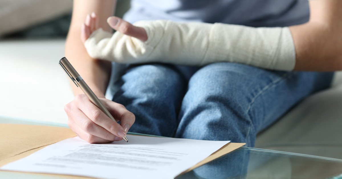 Controversă în jurul concediilor medicale: Avocatul Poporului sesizează CCR Avocatul Poporului a trimis marți, 3 februarie, o sesizare crucială către Curtea Constituțională a României (CCR) referitoare la Ordonanța de Urgență nr