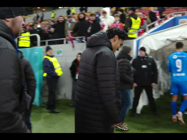 Incidentul incendiator dintre Ștefan Baiaram și un suporter dinamovist Un incident regretabil a avut loc la sfârșitul meciului dintre Universitatea Craiova și Dinamo București, devenind rapid subiectul principal al discuțiilor din mediul fotbalistic românesc