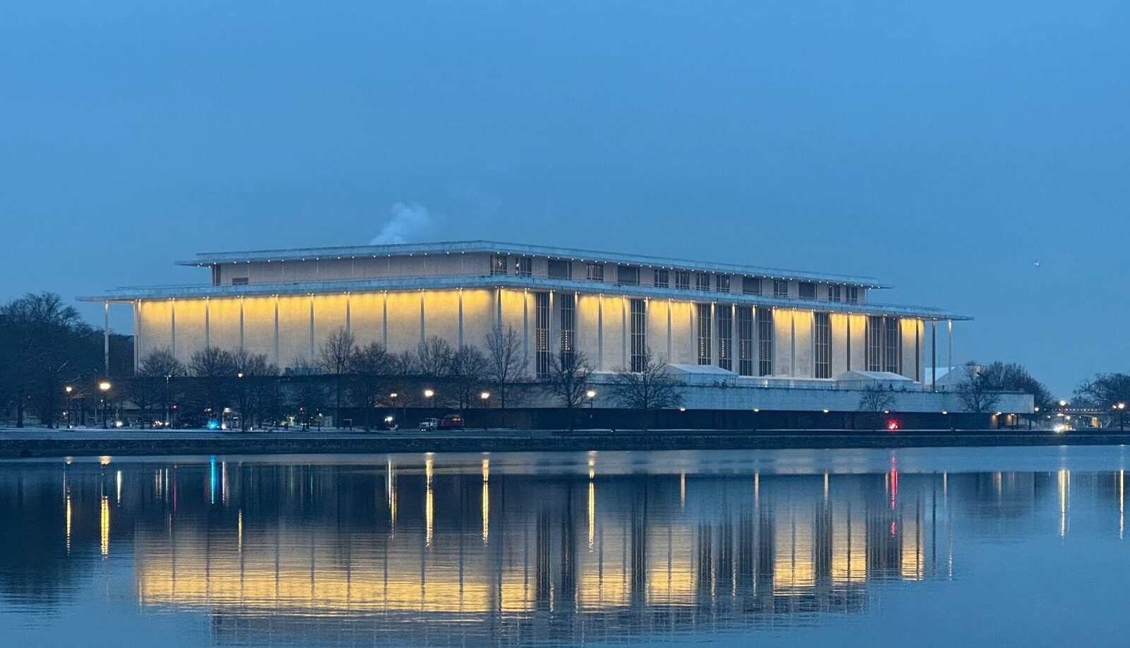 Donald Trump anunță planuri pentru închiderea și renovarea Kennedy Center, simbolul cultural al Washington-ului Într-o mișcare care a șocat comunitatea culturală și politică din Statele Unite, fostul președinte Donald Trump a declarat duminică intenția de a închide Kennedy Center, celebrul centru național dedicat artelor performative din inima Washington-ului