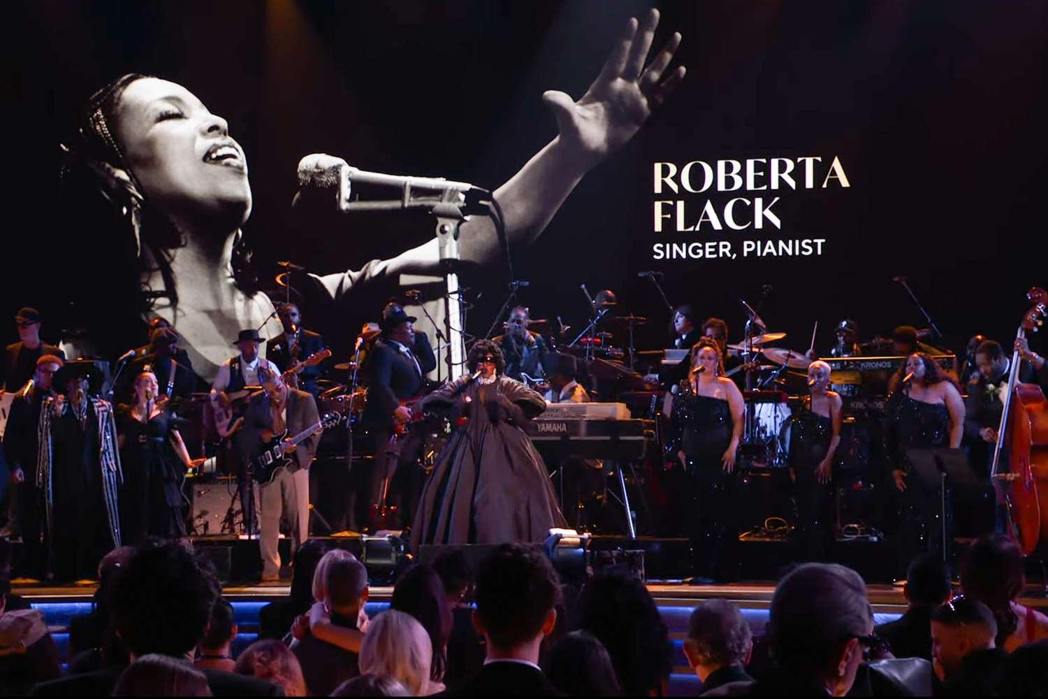 Lauryn Hill și Wyclef Jean au făcut o apariție remarcabilă la premiile Grammy din 2026, reunind Fugees pentru o interpretare vibrantă a melodiei „Killing Me Softly With His Song”, dedicată legendei muzicii Roberta Flack, decedată la 88 de ani în februarie 2025