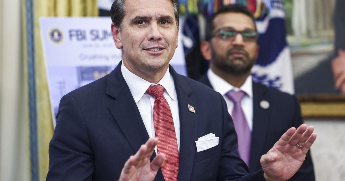 Departamentul Justiției din SUA exclude noi acuzații în cazul Epstein Într-o declarație recentă, Departamentul american al Justiției, prin secretarul adjunct Todd Blanche, a confirmat că nu vor fi aduse noi acuzații în cazul complex al infractorului sexual Jeffrey Epstein, în ciuda publicării a milioane de documente care continuă să încarce imaginea unor personalități publice din SUA și alte țări