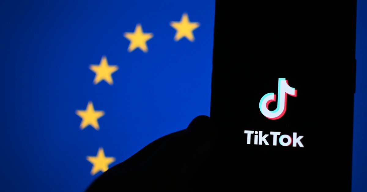 Comisia Europeană avertizează asupra riscurilor platformelor online în alegerile din România Comisia Europeană a subliniat, prin vocea purtătorului de cuvânt Thomas Regnier, pericolele pe care platformele de socializare le reprezintă în contextul alegerilor din România