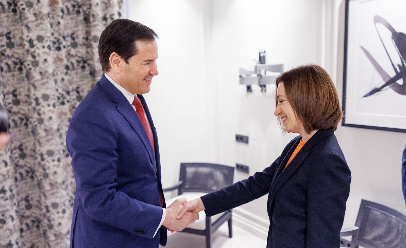 Întâlnire strategică între Maia Sandu și oficialii americani, un semnal de alertă pentru regiune La sfârșitul săptămânii trecute, în cadrul celei de-a 59-a ediții a Conferinței de Securitate de la Munchen, s-a produs un eveniment deosebit de important pentru scena geopolitică a Estului Europei