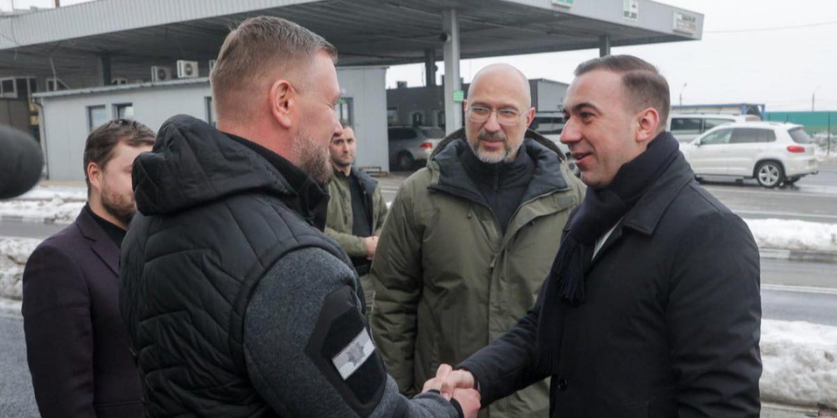 Ministrul-Bogdan-Ivan-la-granita-cu-Ucraina.jpg - PresaObiectiva