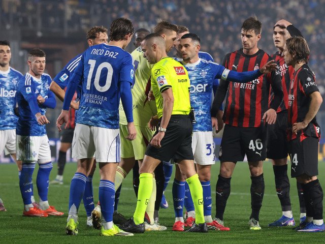 AC Milan întâlnește Como la San Siro: O bătălie crucială pentru ambelor echipe În această seară, de la ora 21:45, AC Milan va primi vizita echipei Como pe stadionul San Siro, în cadrul unei partide din Serie A