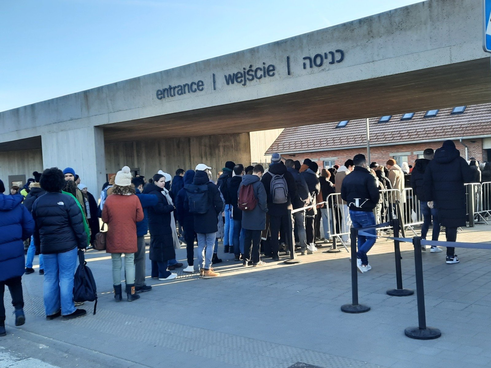 Muzeul Auschwitz anunță eliminarea vânzării directe a biletelor, provocând controverse în rândul vizitatorilor și agențiilor de turism De luna viitoare, accesul la unul dintre cele mai tragice și vizitate locuri memoriale din lume, Muzeul Auschwitz, va suferi o schimbare semnificativă în modul de organizare a vizitelor