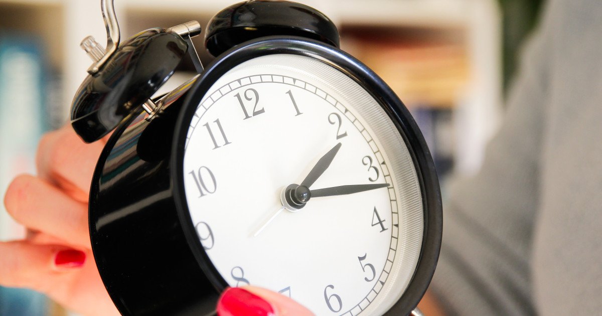 În noaptea de 28 spre 29 martie 2026, românii se vor confrunta cu o ajustare temporală, ceasurile urmând a fi date înainte cu o oră, transformând astfel ora 03:00 în ora 04:00