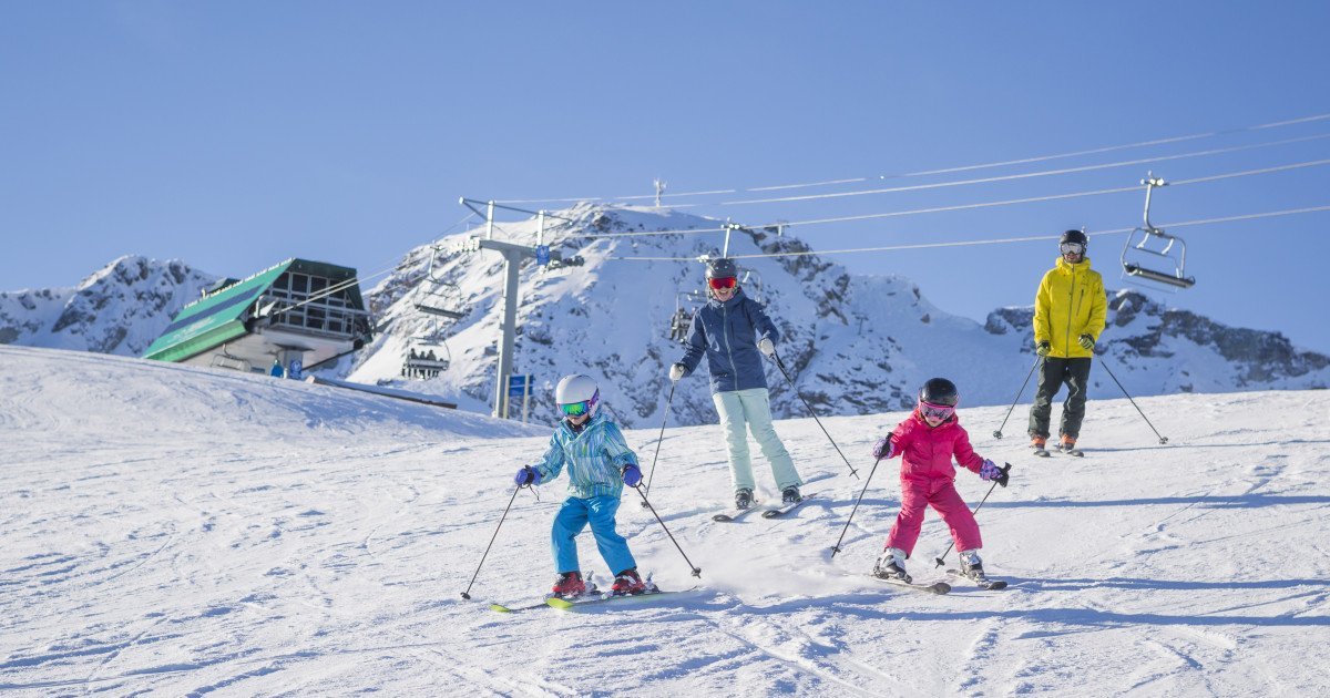 Vacanța de schi din 2026, un nou respiro pentru elevi: detalii și organizare În premieră, anul școlar 2025-2026 va include o vacanță de schi, programată între 9 februarie și 1 martie 2026, o măsură destinată să ofere elevilor o săptămână de relaxare și recuperare între modulele de învățământ