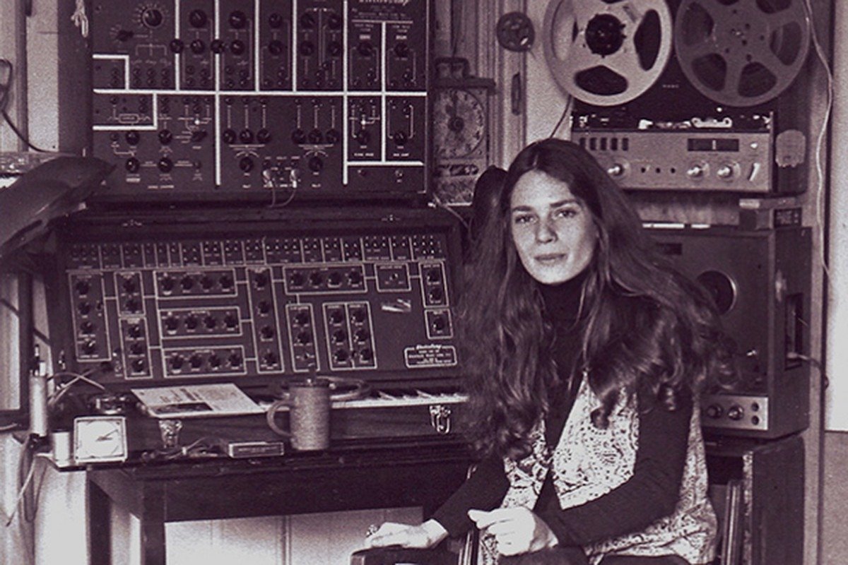 Laurie Spiegel revine cu o versiune modernizată a Music Mouse, la 40 de ani de la lansare După patru decenii de la crearea unui micică revoluție în muzica electronică independentă, Laurie Spiegel readuce în atenție instrumentul care a contribuit la democratizarea compoziției digitale