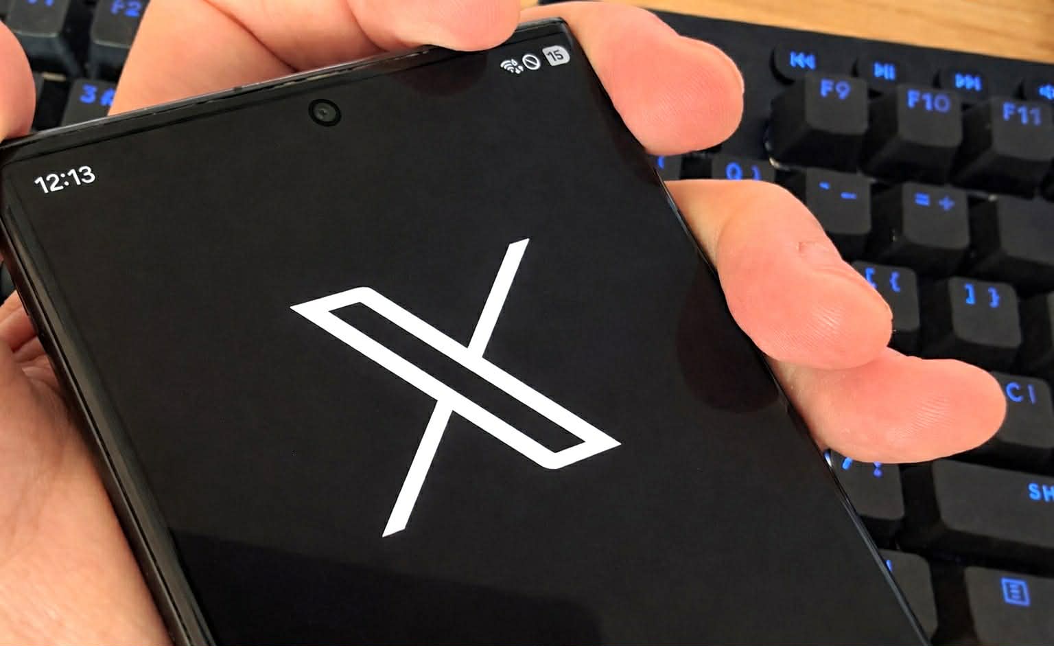 Autoritățile din Franța au declanșat o anchetă penală de amploare vizând platforma socială X, deținută de Elon Musk, într-un dosar cu implicații grave privind conținutul distribuit și modul în care funcționează această rețea socială