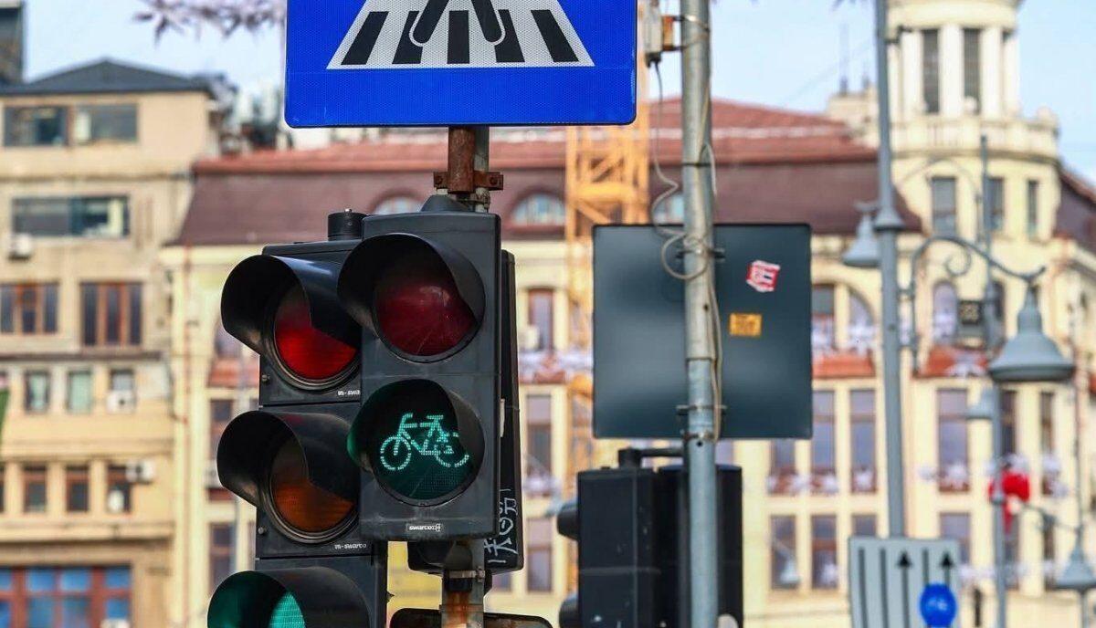 Primăria Municipiului București va implementa un sistem de semaforizare inteligentă în peste 580 de intersecții din capitală, o inițiativă menită să transforme modul în care traficul urban este gestionat, reducând aglomerația și poluarea