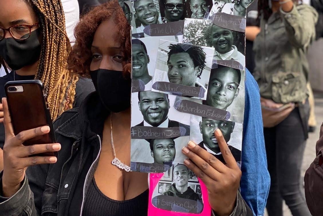 Președintele Donald Trump a marcat începutul lunii martie cu o reuniune oficială la Casa Albă dedicată celebrării Lunii Istoriei Negre, eveniment ce a reușit să atragă atât admirație, cât și critici acerbe, într-un context politic și social tensionat