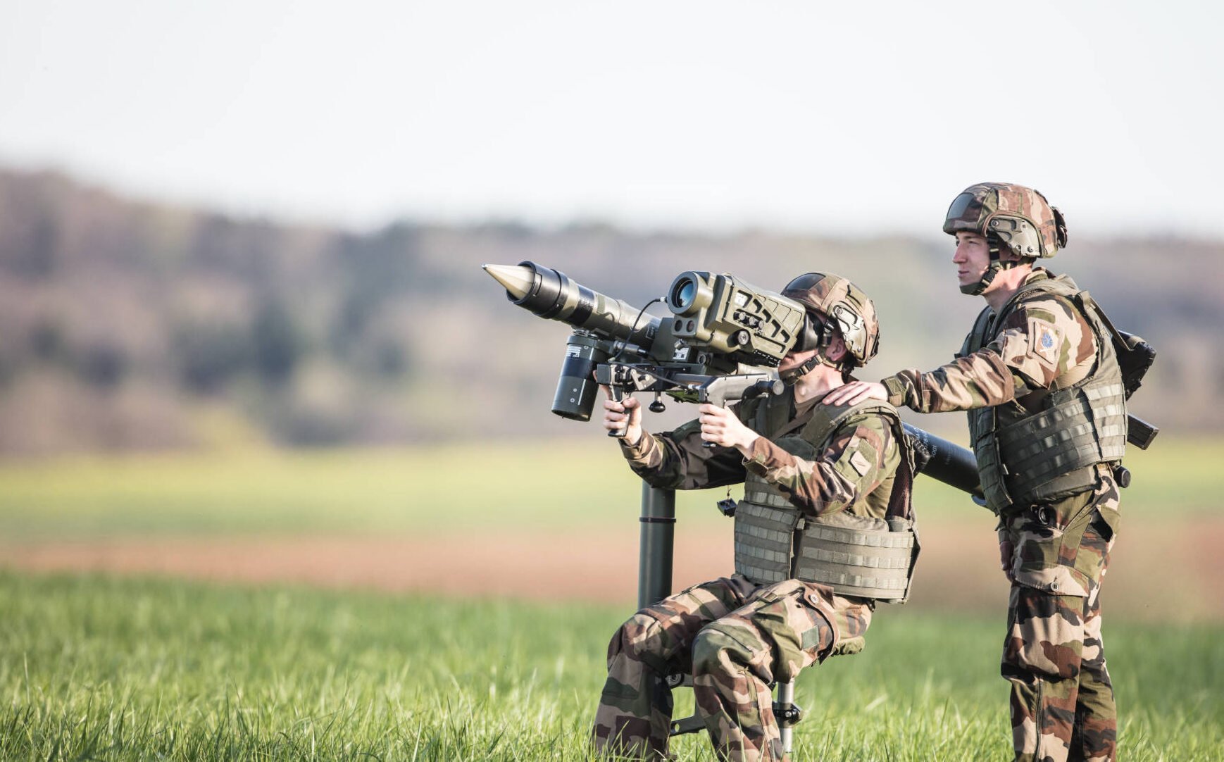 România investește masiv în modernizarea forțelor armate, respingând acuzațiile privind achiziții de echipamente învechite Ministrul Apărării Naționale, Radu Miruță, a avut o declarație clară în privința strategiei de înzestrare a Armatei Române și a transparenței în derularea procesului de achiziții