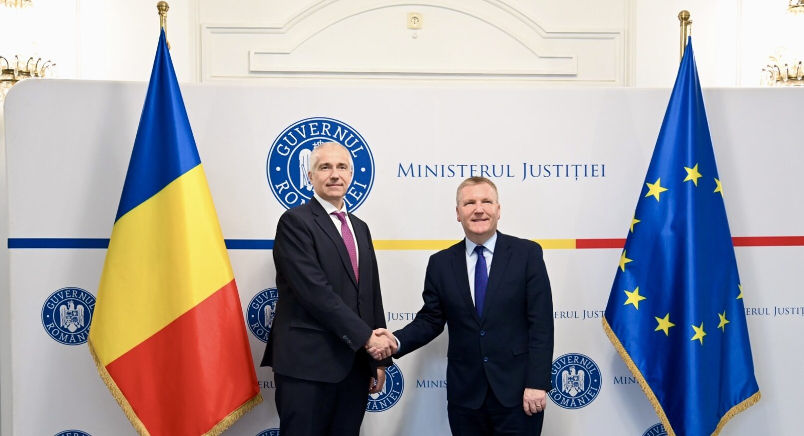 Comisarul european pentru democrație și justiție, vizită la București pentru consolidarea cooperării într-un moment de tensiuni regionale Joi, Bucureștiul a fost gazda unei vizite oficiale deosebit de importante a comisarului european pentru democrație, justiție, stat de drept și protecția consumatorilor, Michael McGrath