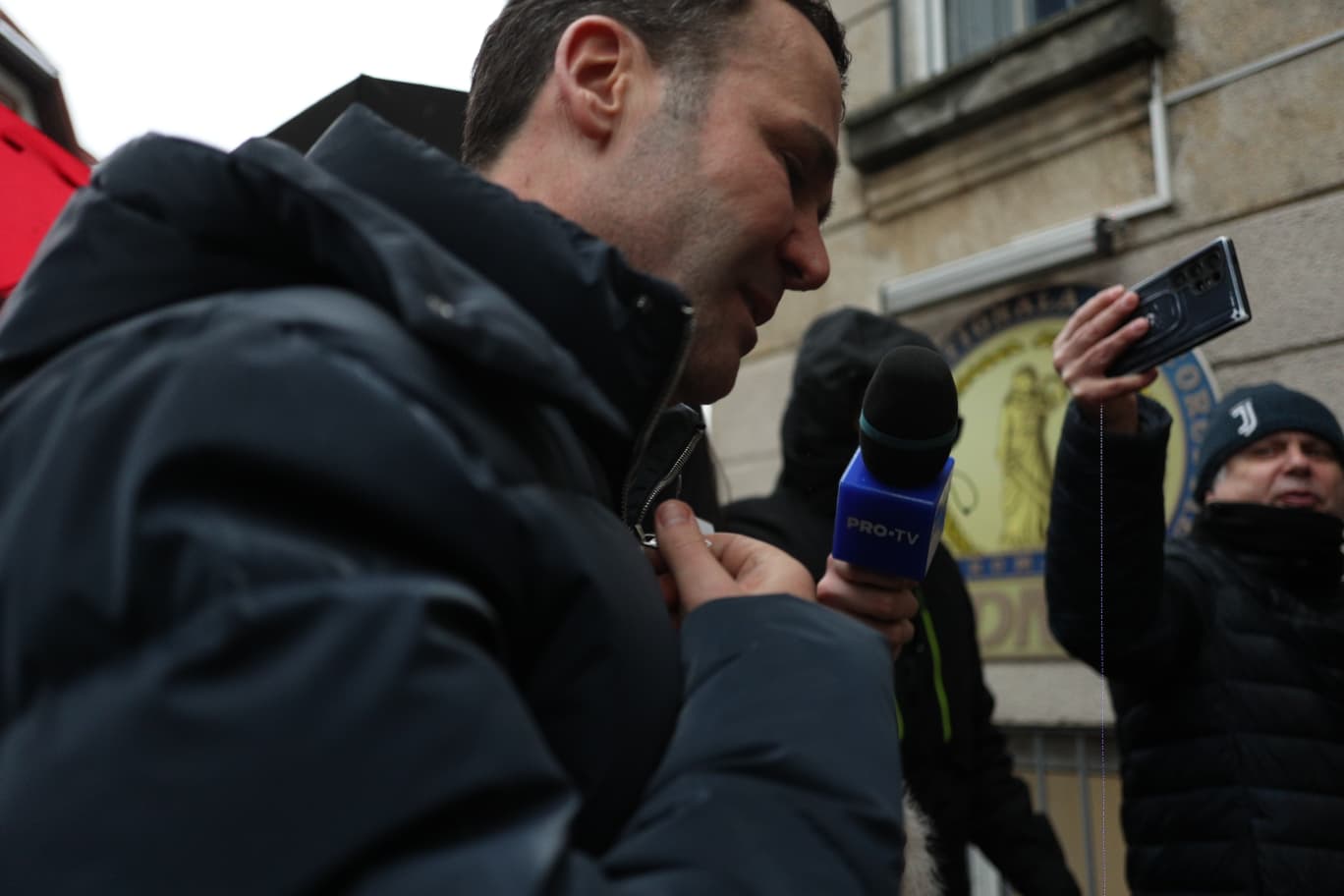 Primarul Sectorului 3, Robert Negoiță, a fost pus oficial sub control judiciar în urma unei anchete ce îl vizează pentru presupuse acte de corupție și manipulare a procesului de autorizare a unor construcții edilitare