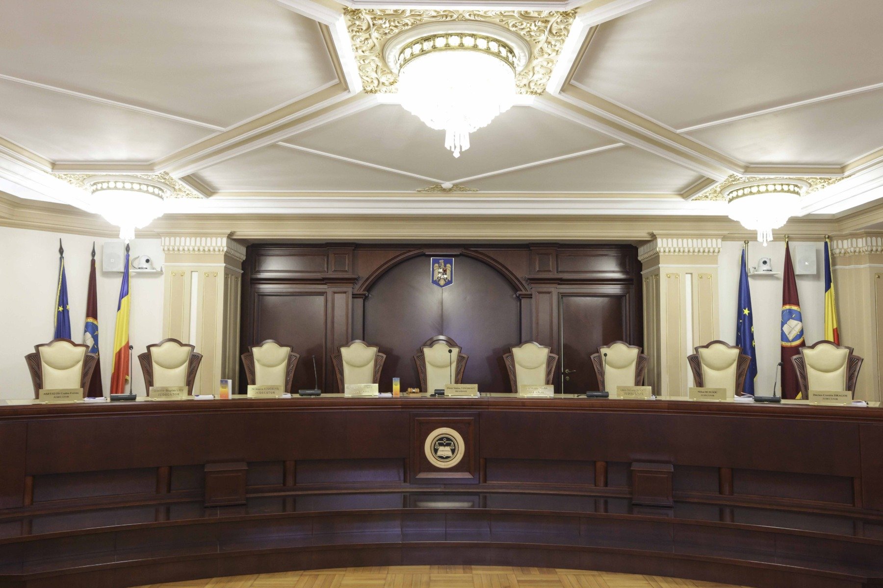 Premierul Nicușor Dan critică amânarea deciziei CCR privind pensiile speciale ale magistraților Președintele executiv al Guvernului român, Nicușor Dan, a exprimat ieri dezamăgire față de modul în care Curtea Constituțională a României gestionează procesul de clarificare a statutului pensiilor speciale pentru magistrați, această problemă fiind una de o importanță majoră pentru reformele justiției și echitatea socială