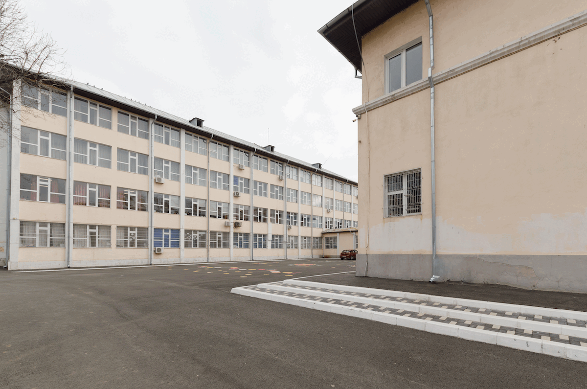 Consiliul de Administrație al Școlii Gimnaziale „Mircea Sântimbreanu” din Sector 5 a generat recent un scandal meticulously documentat de Curtea de Conturi, ce scoate la lumină probleme grave de management și încălcări ale legalității în administrarea patrimoniului școlii