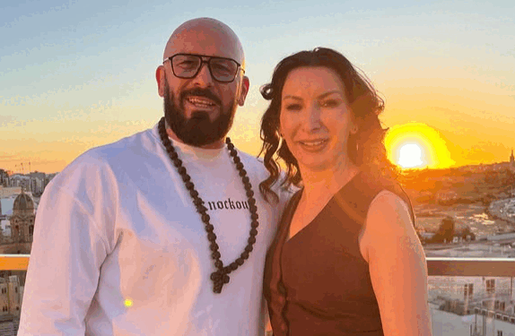 Cătălin Zmărăndescu își expune viața personală în emisiunea „Power Couple” Cătălin Zmărăndescu, fost luptător MMA, a adus în prim-plan nu doar cariera sa sportivă, ci și detalii din viața de familie prin participarea la emisiunea „Power Couple”, difuzată de Antena 1 și moderată de Dani Oțil