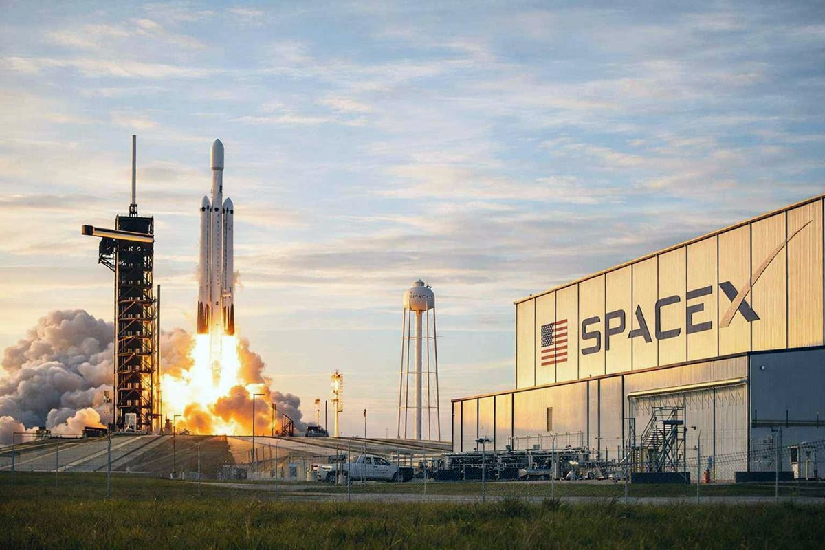 SpaceX prioritizează revenirea pe Lună, lăsândul pe termen scurt pe plan secund pe obiectivul de a ajunge pe Marte Se schimbă radical strategia SpaceX, compania fondată de Elon Musk, anunțând un nou plan care plasează revenirea pe Lună în centrul atenției, în timp ce misiunea marțiană pare să fie amânată pentru perioada următoare