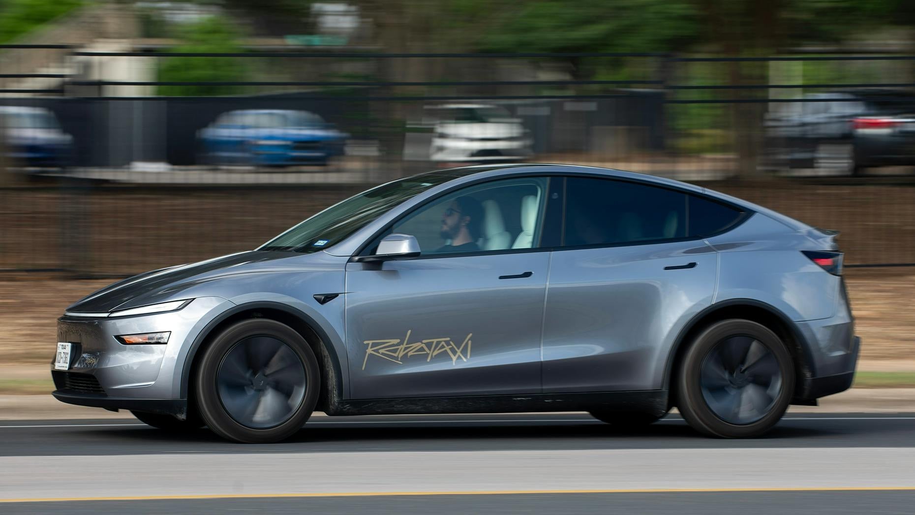 Tesla a anunțat, în weekendul trecut, o etapă majoră în dezvoltarea tehnologiei de conducere autonomă: mașinile sale din Austin au fost scoase din modul de supraveghere activă, iar monitorizarea nu mai are loc direct în interiorul vehiculului, ci într-o mașină aflată în spatele robotaxiului