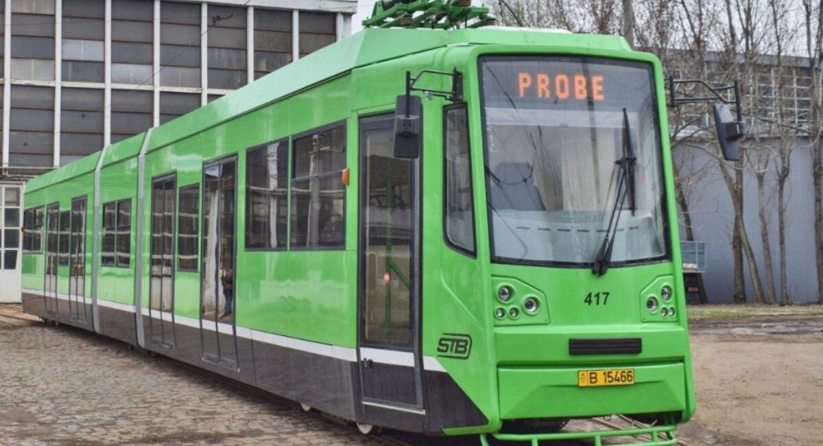 Modernizarea transportului în București: tramvaiul Bucur LF-CA trece de teste și noile refugii prind contur Primul tramvai de tip Bucur LF-CA, produs în 2013, a fost scos recent la probe după o extensive reparație capitală și modernizare, în cadrul unui proces desfășurat la Uzina URAC din Capitală