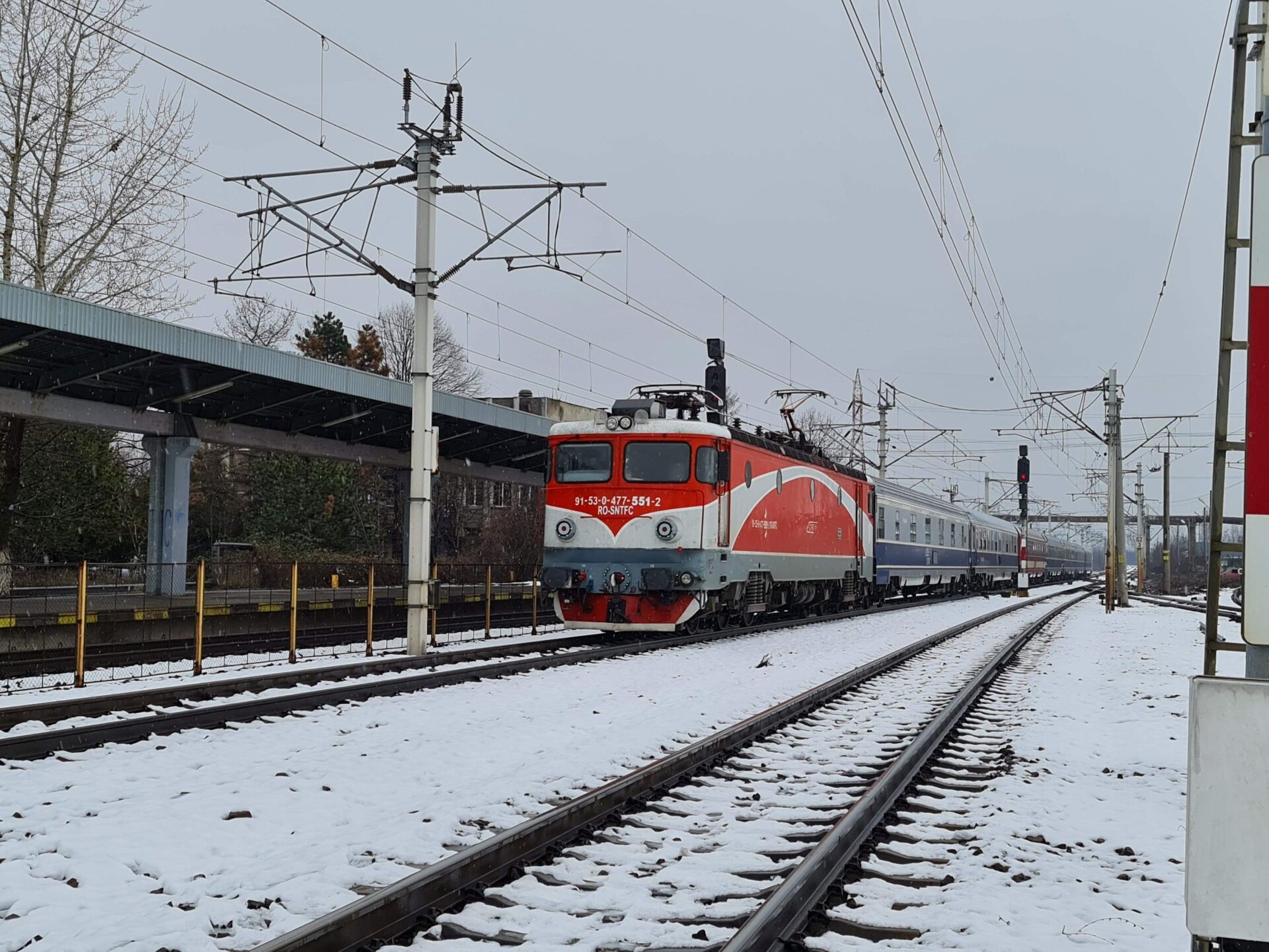 CFR Călători suspendă circulația a zeci de trenuri din cauza vremii severe CFR Călători a anunțat astăzi, în urma condițiilor meteorologice extrem de nefavorabile, suspendarea circulației pentru mai multe trenuri în zonele afectate de coduri roșii și galbene de vreme severă