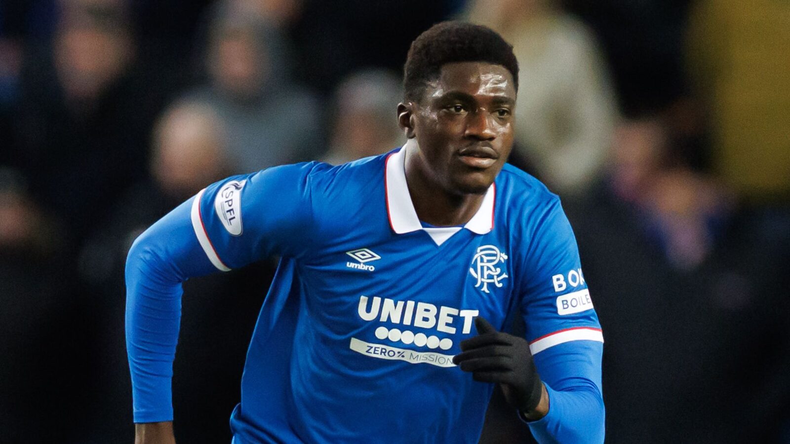 Rangers, pe terenul înghețat: modă sau strategii împotriva frigului? În ciuda temperaturilor scăzute și zăpezii căzute în Scoția, fotbalul continuă să atragă atenția, iar jucătorii se confruntă cu climatul aspru de iarnă