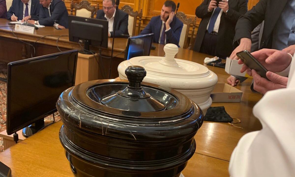 Diviziune majoră în peisajul politic extremist: 31 de deputați divizați din mișcările SOS și POT au format grupuri separate în Parlament O mișcare surprinzătoare zgudură scena politică românească, în timp ce două dintre cele mai radicale formațiuni extremiste, SOS și POT, își pun capăt alianței convenționale și urmăresc acum să își consolideze propriile poziții în parlamentele locale și naționale