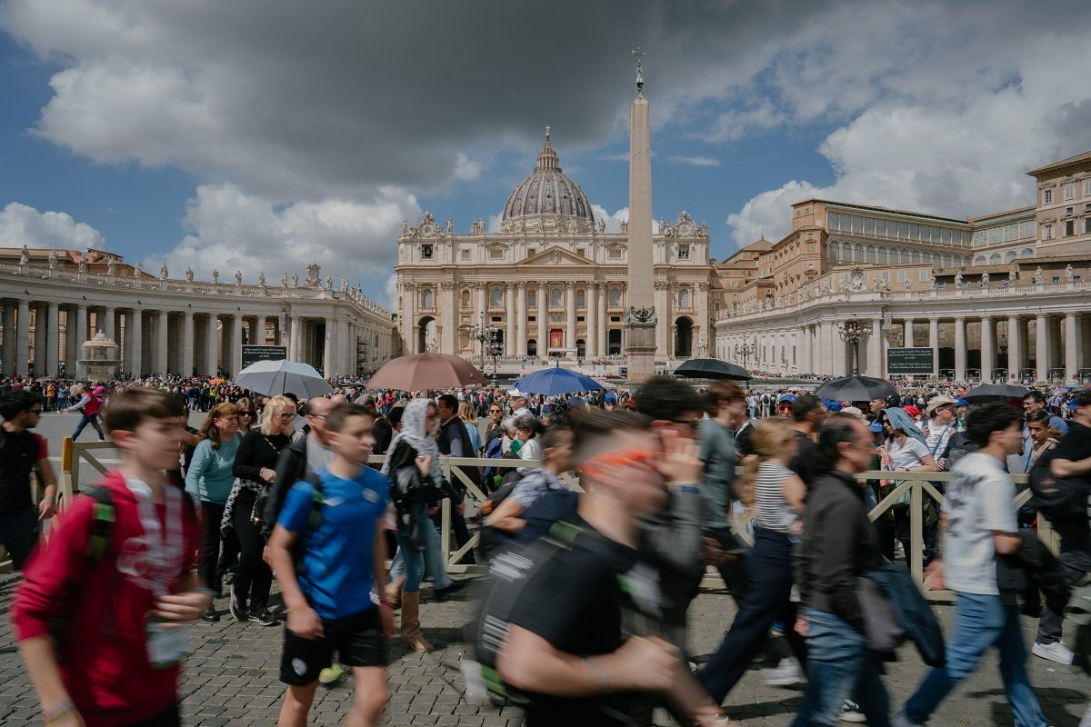 Vaticanul introduce traduceri live asistate de inteligență artificială pentru liturghii în șaizeci de limbi, o inițiativă menită să apropie mai mult credincioșii din întreaga lume de slujbele desfășurate în Cetatea Sfântă
