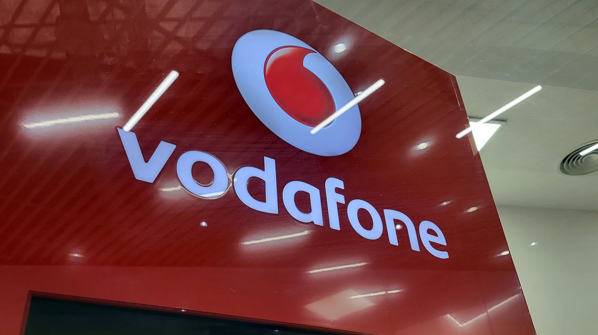 Vodafone a anunțat recent clienții din România despre o majorare a tarifelor, începând cu următoarea factură, o decizie care marchează un moment important în contextul economic actual al pieței telecom