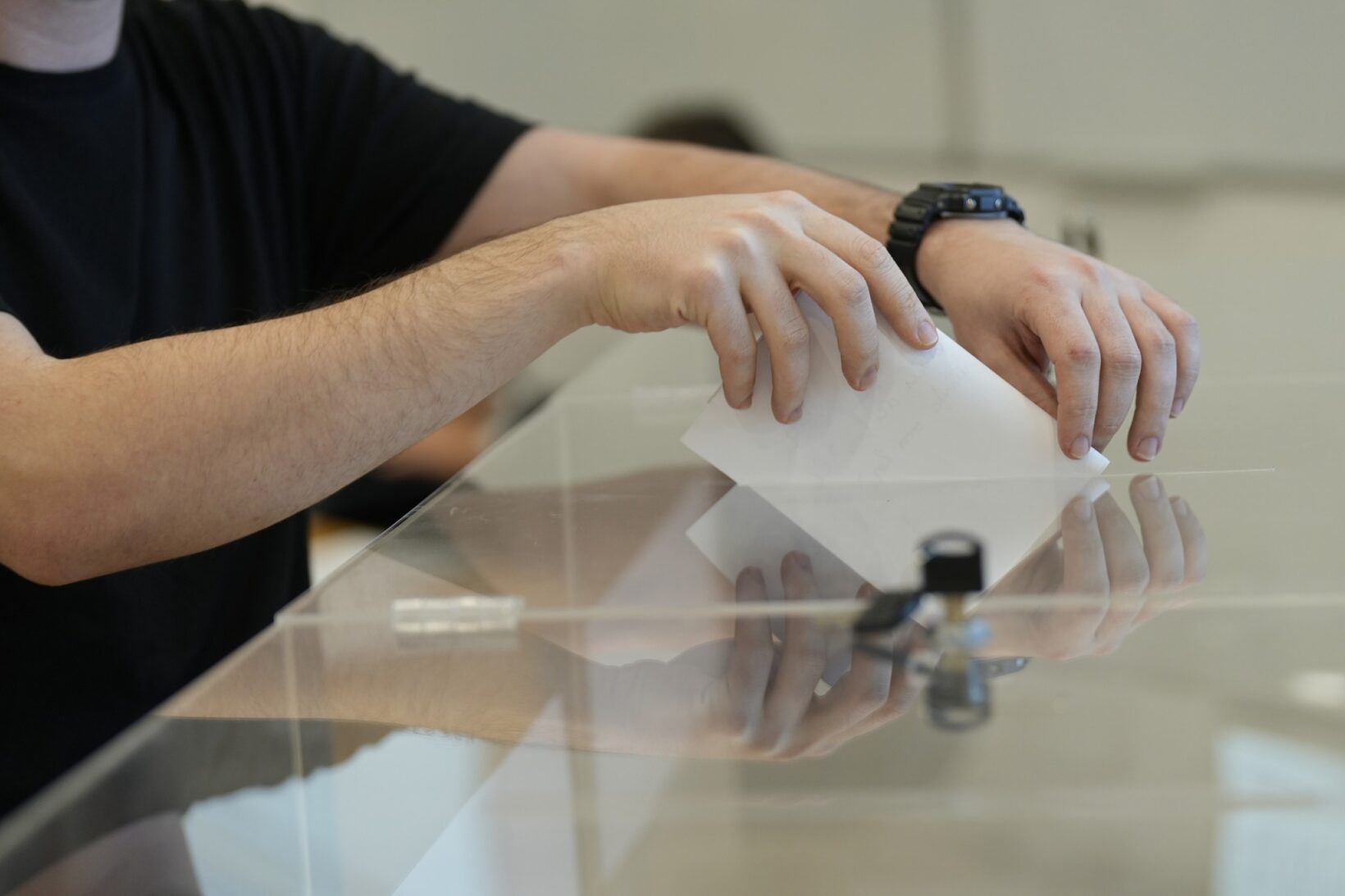 AUR propune votul în două tururi pentru alegerea primarilor și a președinților de Consilii Județene, o schimbare ce poate avea impact major în peisajul politic local Inițiativa legislativă depusă recent în Parlament de către Alianța pentru Unirea Românilor (AUR) a fost menită să aducă o schimbare fundamentală în modul în care se desfășoară alegerile pentru funcțiile de primar și președinte de Consiliu Județean