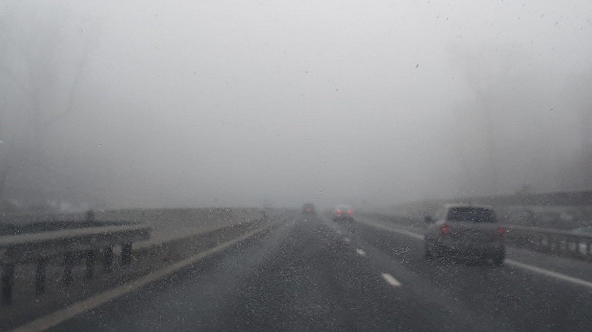 Ceată densă și incidente pe drumurile din Moldova și Muntenia: naveta devine o provocare Traficul rutier din zonele centrale ale Moldovei și Munteniei se confruntă cu probleme deosebite, duminică dimineața, din cauza unei cețițe dense care a redus vizibilitatea la nivele periculoase