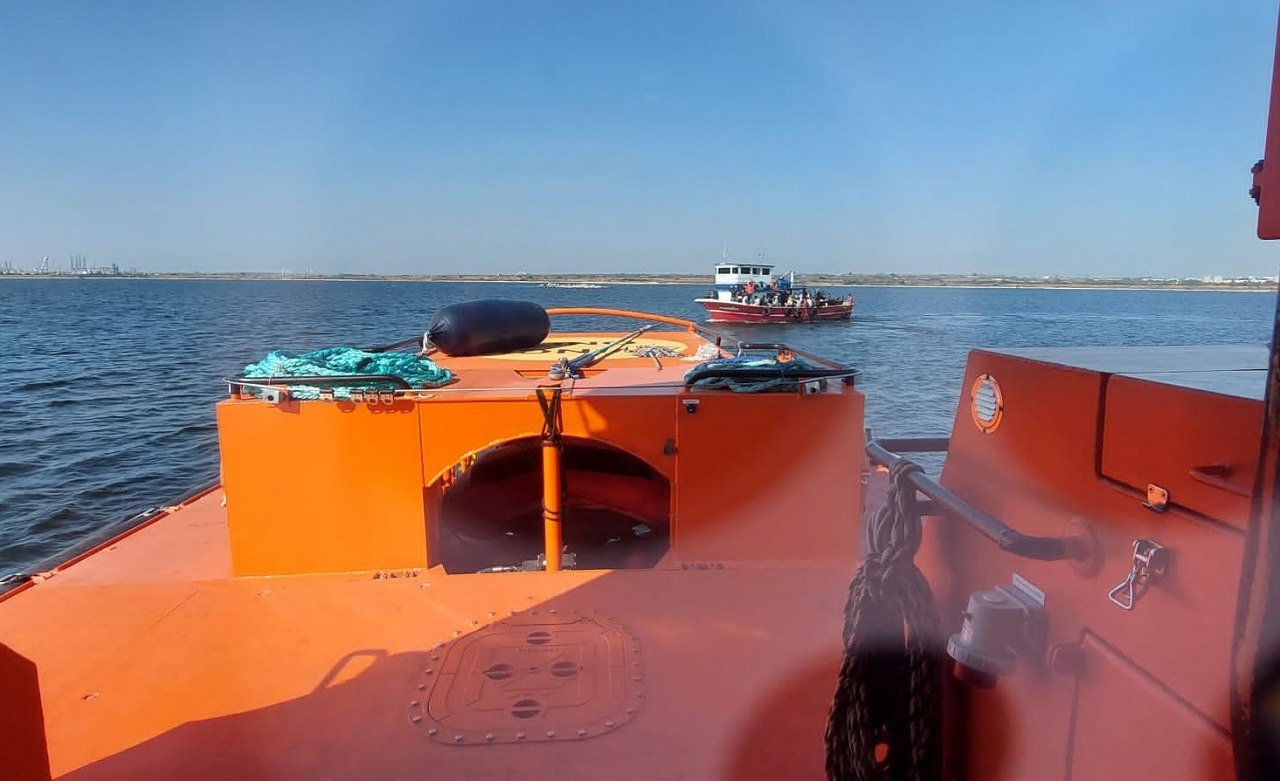 Autoritățile elene au deschis o anchetă privind tragicul incident naval de miercuri dimineață, după ce o navă de patrulare a Pazei de Coastă a lovit mortal o barcă rapidă cu migranți, în apropierea insulei Chios