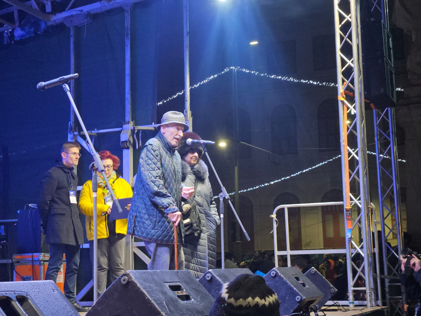 Poliția a intrat în acțiune în urma amenințărilor cu moartea la adresa unui actor emblematic al scenei culturale românești Joi, 12 februarie, polițiștii au efectuat două percheziții domiciliare în București, într-un dosar care îl vizează pe cel puțin un suspect acuzat că l-a amenințat cu moartea pe Victor Rebengiuc