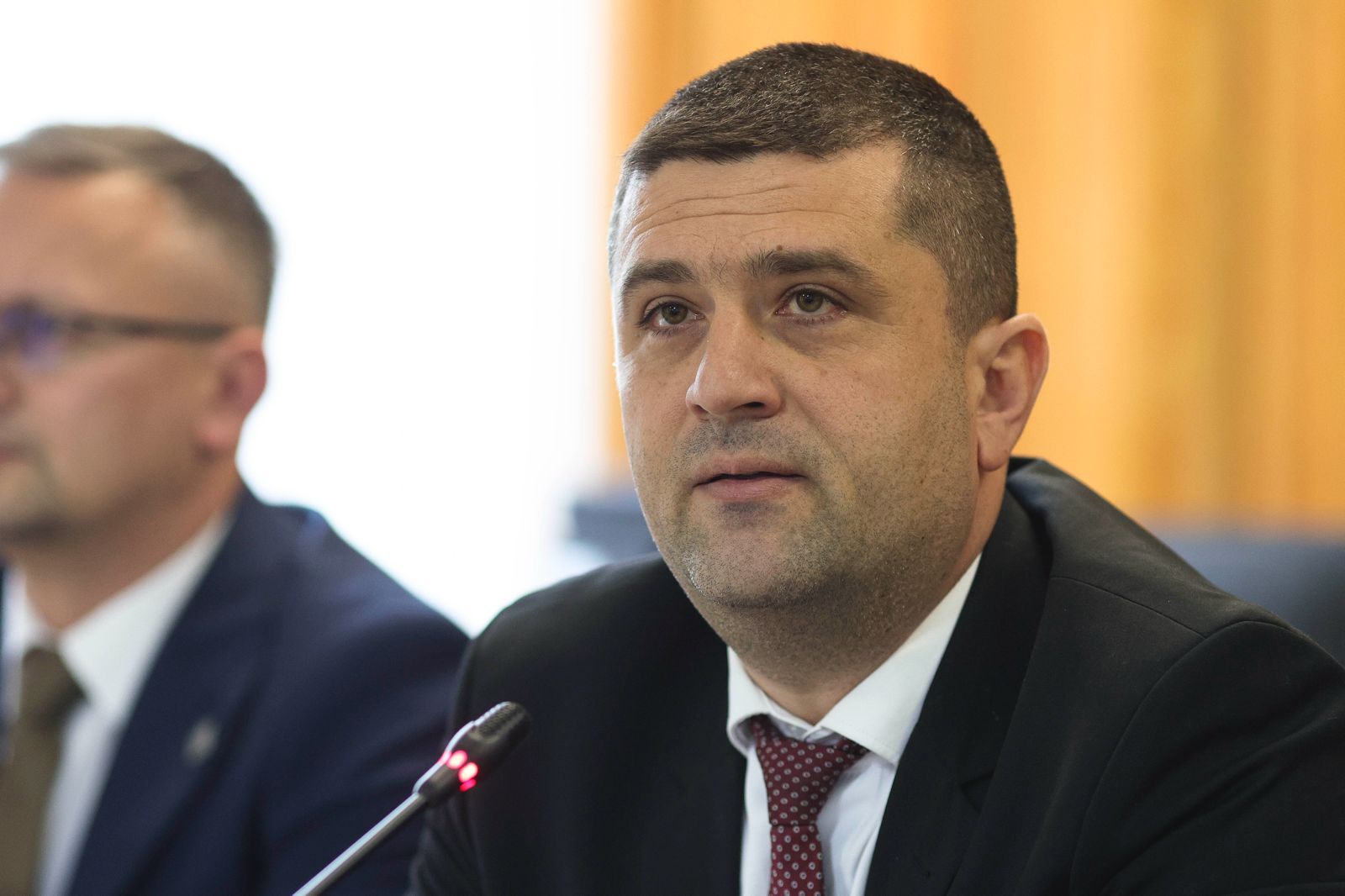 Craiova: Construcția unui bloc contestat de Ministerul Apărării Un bloc de nouă etaje a fost ridicat în Craiova, în imediata apropiere a unor depozite de muniție, provocând îngrijorări majore din partea Ministerului Apărării Naționale (MApN)