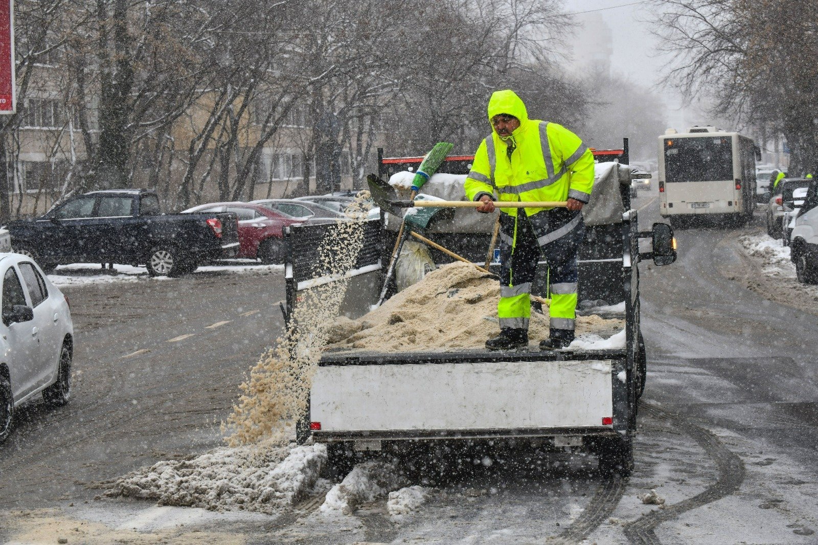 Bucureștiul în fața provocărilor iernii: un efort comun pentru limpezirea traseelor și siguranța cetățenilor După ninsorile abundente care au transformat capitalea într-un veritabil tărâm alb, autoritățile locale și companiile de salubritate au mobilizat un număr impresionant de utilaje pentru a face față intemperiilor