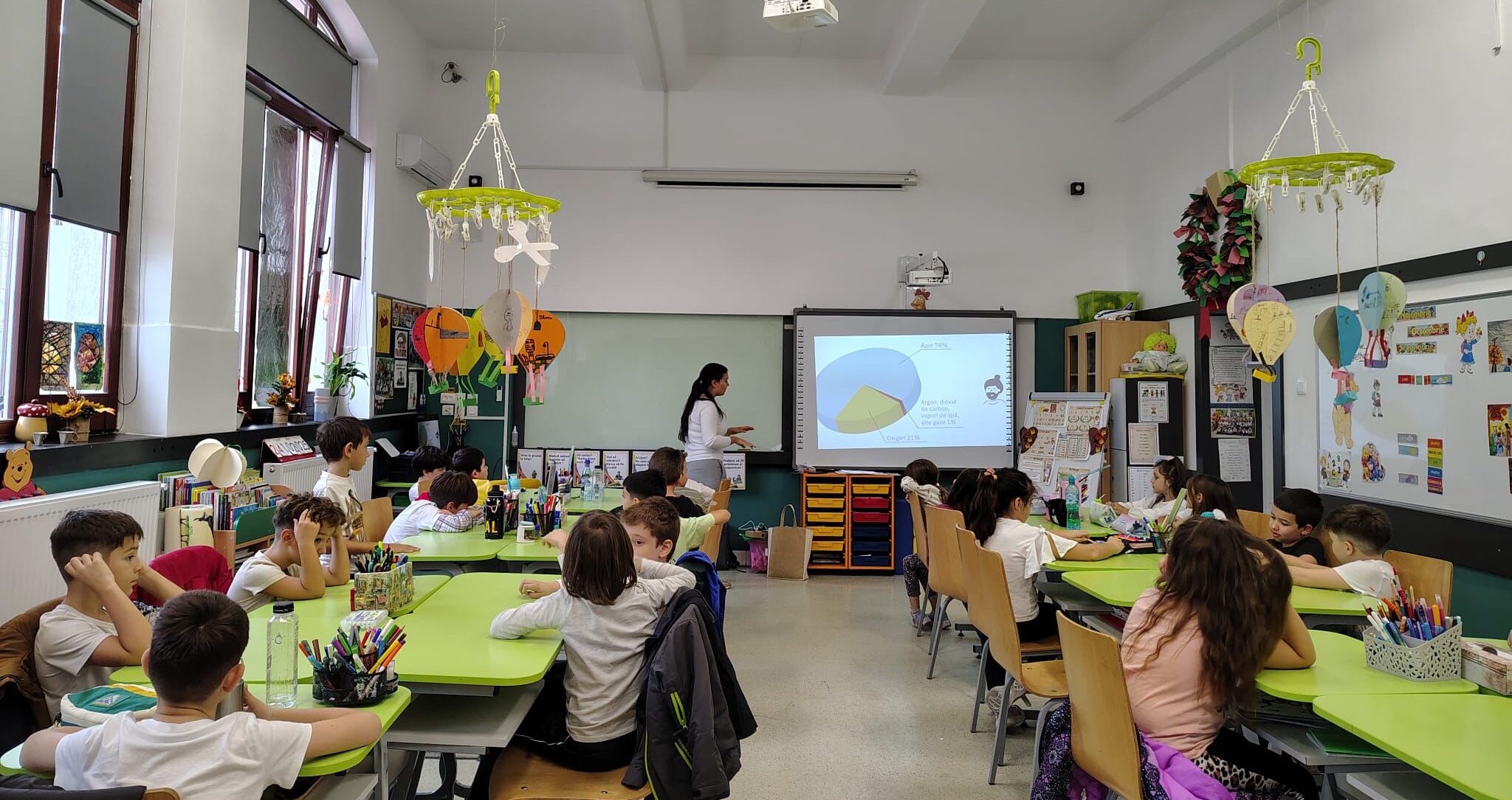 Eforturi pentru aer curat în școlile din București: Ecopolis lansează programul „Cetățeni pentru Aer Curat” Este momentul în care activitatea educației pentru mediu locale se intensifică, odată cu lansarea unui nou proiect menit să implice direct elevii și cadrele didactice în monitorizarea și protejarea calității aerului din capitală