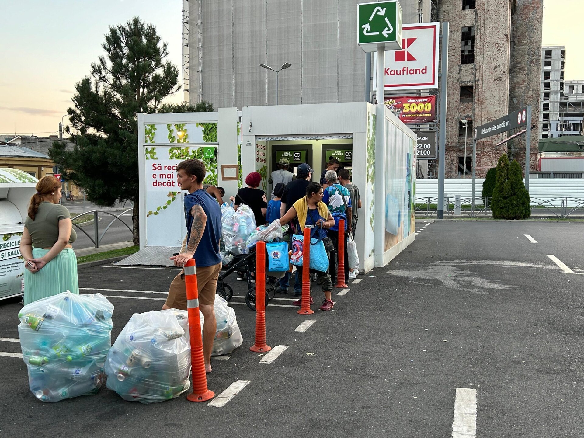 Bucureștenii și ilfovenii au recuperat în 2025 peste 94 de milioane de euro prin Sistemul Garanție-Returnare, un program menit să stimuleze reciclarea ambalajelor și să crească responsabilitatea consumatorilor