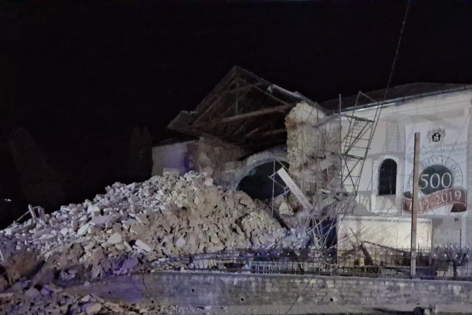 Prăbușirea turnului unei biserici din Cehu Silvaniei: o tragedie surprinsă în imagini și o intervenție rapidă a autorităților O seară obișnuită în orașul Cehu Silvaniei s-a transformat într-un incident dramatic după ce, marți, în jurul orei 18:30, o parte semnificativă a turnului principal al bisericii din localitate s-a prăbușit, spre surprinderea și îngrijorarea locuitorilor